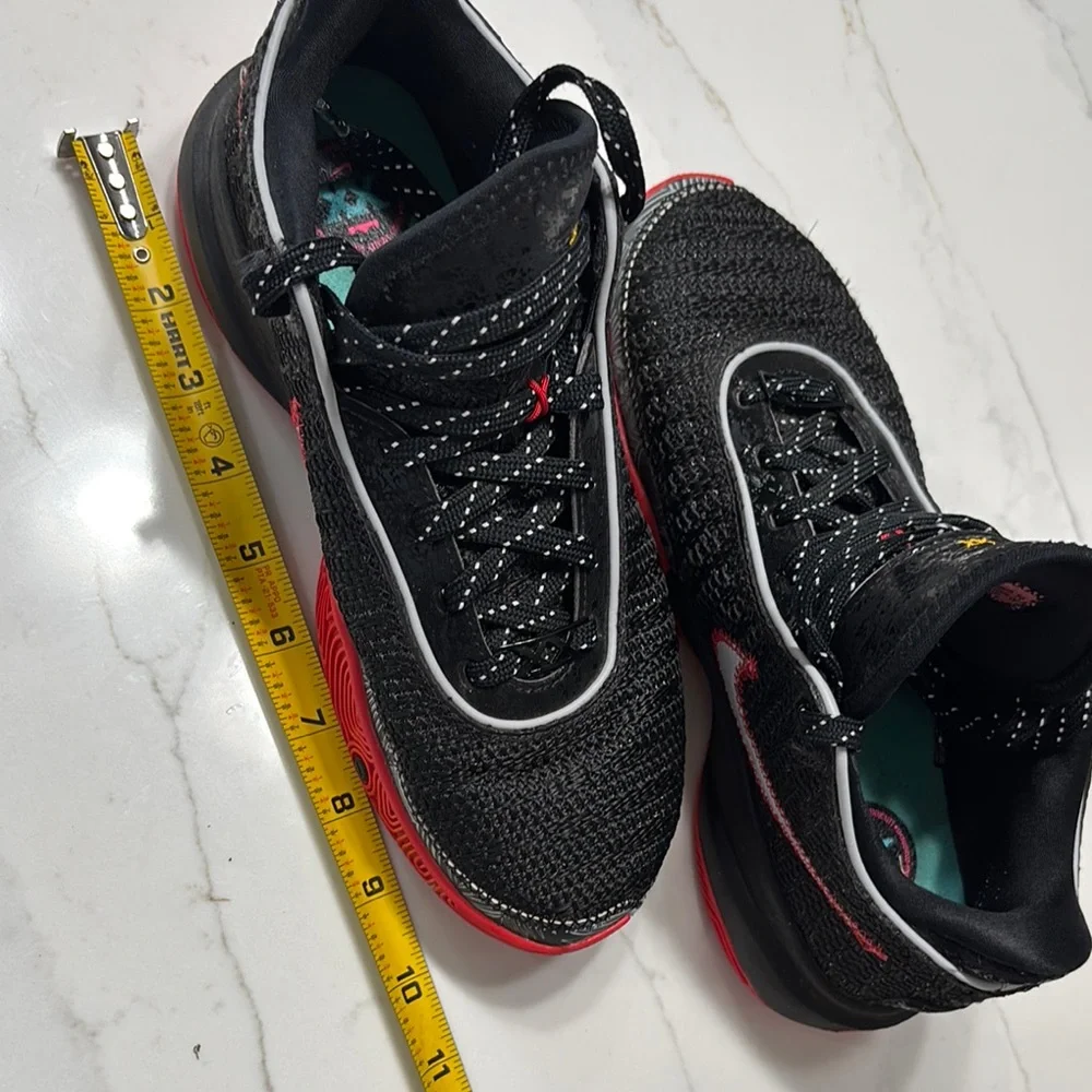 Nike Black and Gold Athletic Shoes with Sleek Design